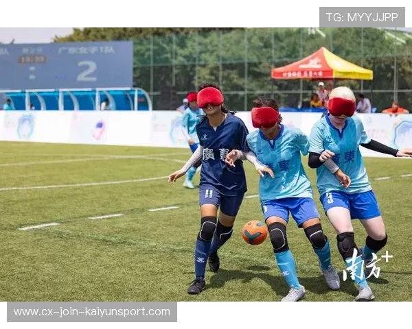 球队进行高强度小组对抗，教练强调拼抢意识